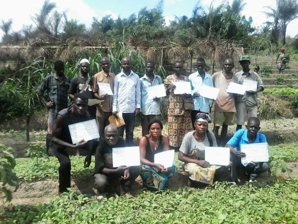 Participants à une formation du CEPROSEM réunis sur le terrain